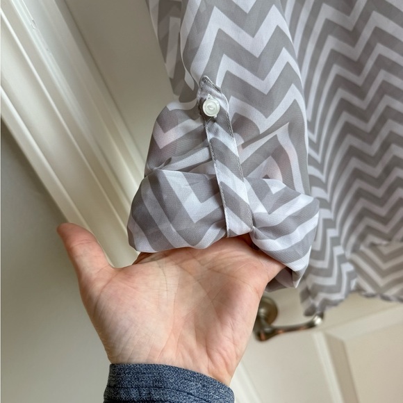 a.n.a Gray and White Chevron Sheer top. Sz Large - Picture 5 of 6